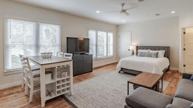 Une chambre à coucher avec un lit, une télévision, un bureau et une chaise.