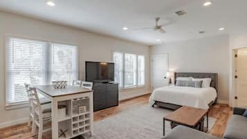 1 slaapkamer, een strijkplank/strijkijzer, wifi, beddengoed