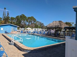 Een buitenzwembad en een verwarmd zwembad