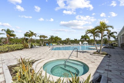 Trafalgar Resort Community Pool and Gym, Private Pool!