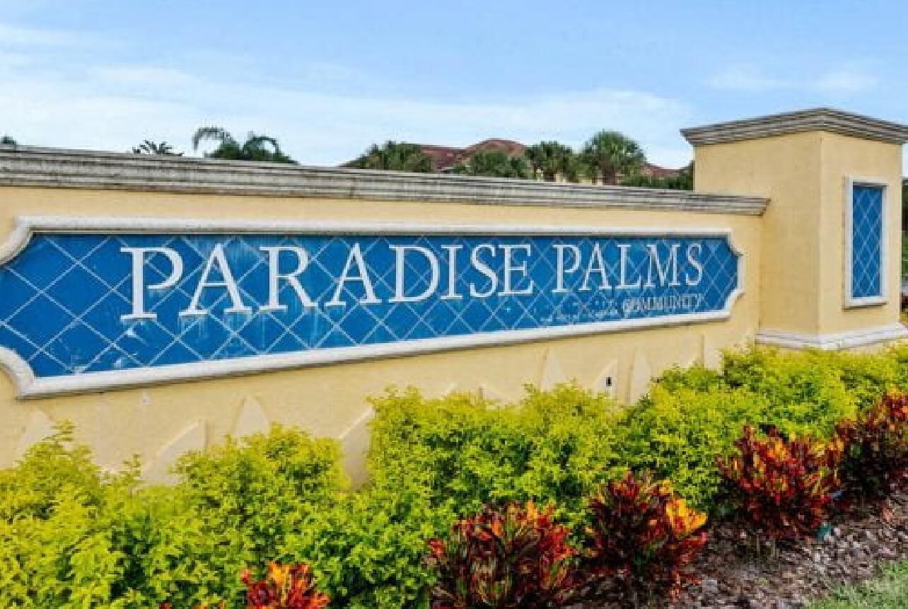 Paradise Palms -kyltti, jossa on sininen tausta ja valkoiset kirjaimet.