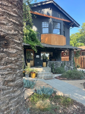 Exterior. Charming 1-bedroom house with WiFi and AC in Pomona
