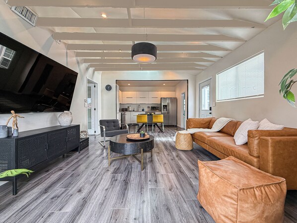 Smart TV - Modern 1BR Retreat with Pool Near SoFi Stadium - MK2 (Los Angeles)