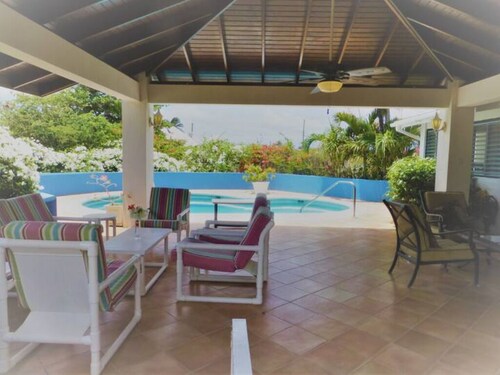 Charming 3-bedroom villa with Pool, WiFi, AC in Long Bay near Sam Lords Castle.