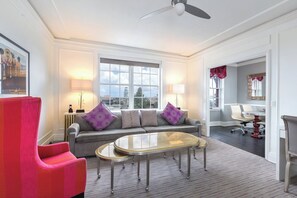 Televisión de pantalla plana de 60 pulgadas con canales por cable 