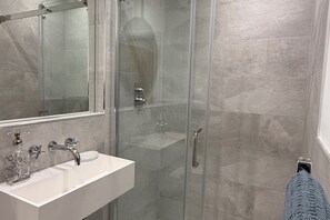Appartement | Salle de bain | Douche, serviettes fournies