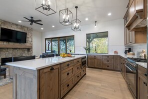 ثلاجة، ميكروويف، فرن، موقد طهي مسطح