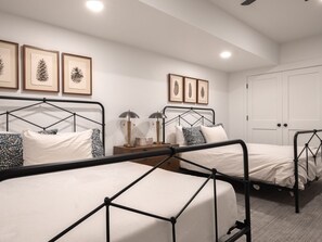 5 bedrooms, desk, free WiFi, bed sheets