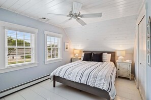 4 bedrooms, iron/ironing board, free WiFi, bed sheets