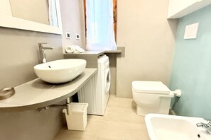 Douche, bidet, serviettes fournies