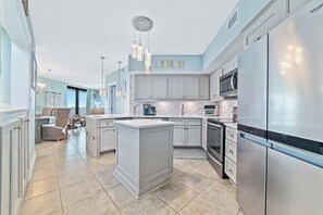 Een koelkast, een microgolfoven, een oven, een kookplaat