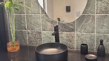 Douche, sĂšche-cheveux, serviettes fournies, papier toilette