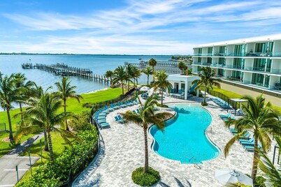 Beautiful Coastal Condo: Stunning Riverfront Views & Resort Amenities!
