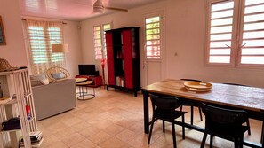 Smart TV, DVD player, books, stereo