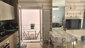 A compact living space with a kitchenette, dining area, and a balcony. - GM001 - Gabicce, brand new studio apartment 30mt from the sea (Gabicce Mare)