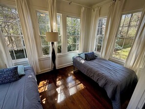 3 slaapkamers, een strijkplank/strijkijzer, gratis wifi, beddengoed