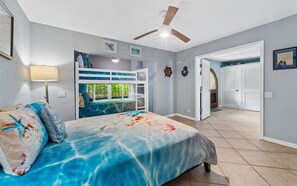 2 bedrooms, free WiFi, bed sheets - Walk to beach | Close to Dining + Bars + STJ Ferry (St. Thomas)