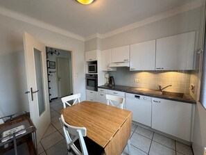 Kühlschrank, Ofen, Kochgeschirr/Geschirr/Besteck