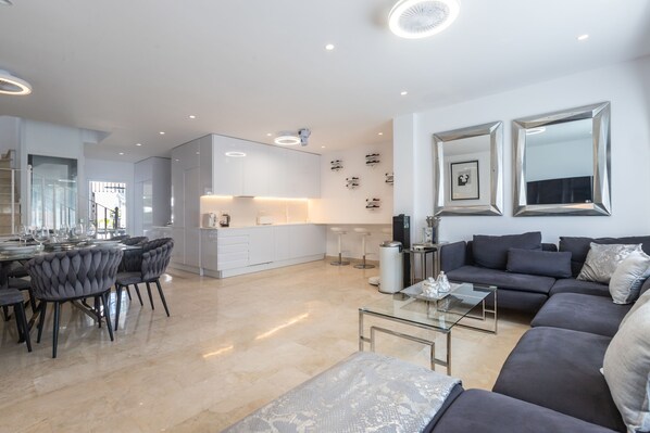 TV - House Aloha 18 Puerto Banus Marbella (Marbella)