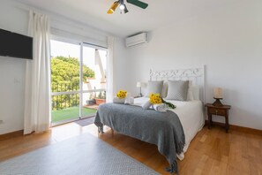 3 bedrooms, iron/ironing board, travel cot, WiFi