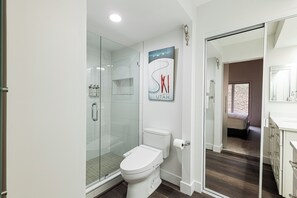 Dutxa, assecador de cabells, bidet i tovalloles