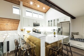 Frigorifero, microonde, forno, piano cottura