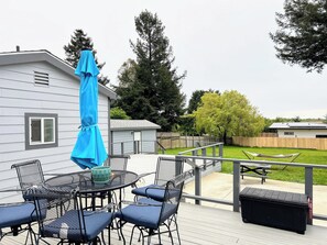 Outdoor dining - Family Oasis w/Hot Tub in Bayside (Bayside)