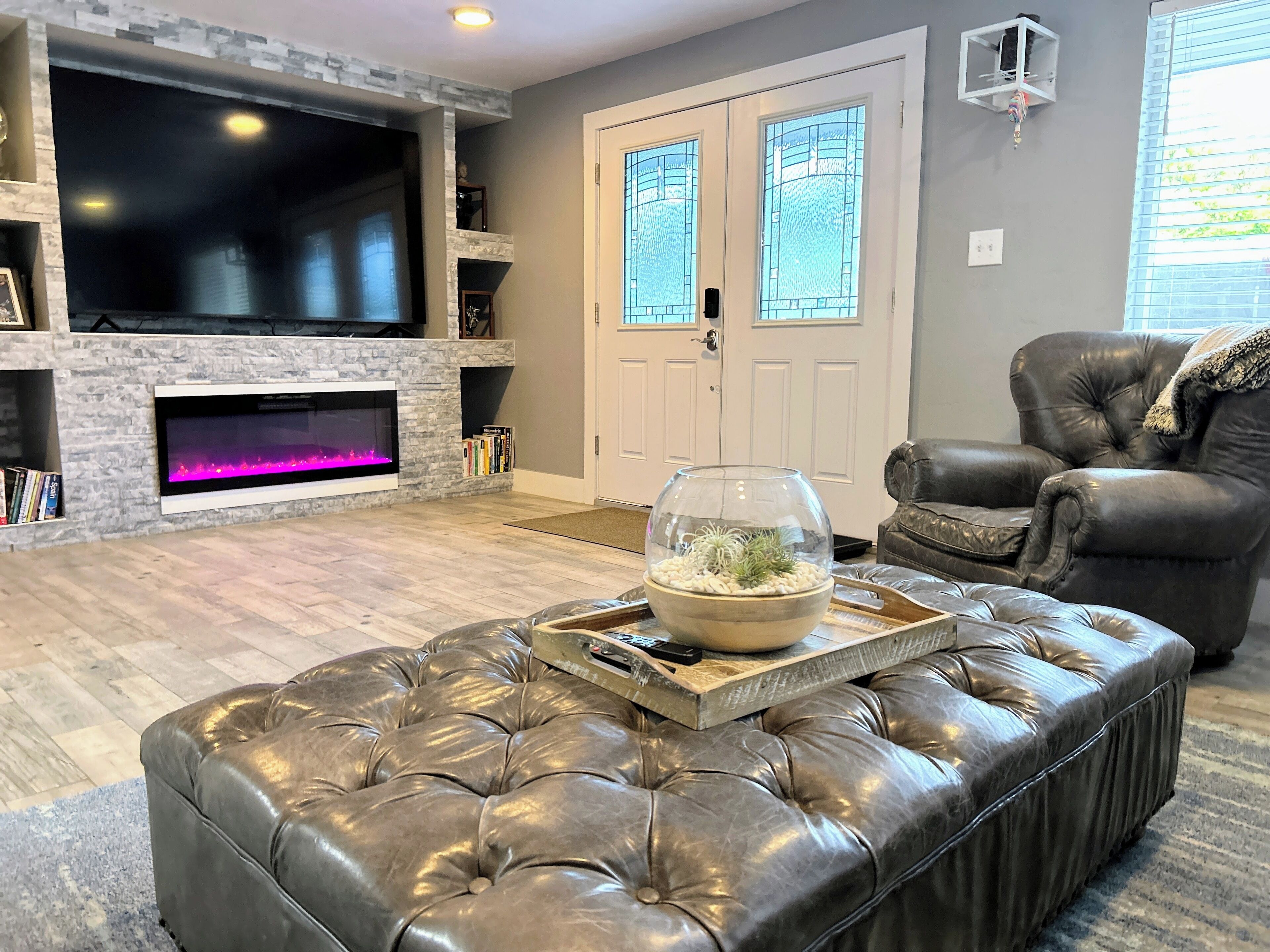 Téléviseur, foyer, table de baby-foot, livres