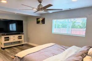 3 bedrooms, desk, iron/ironing board, free WiFi - Family Oasis w/Hot Tub in Bayside (Bayside)