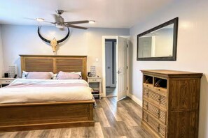 3 bedrooms, desk, iron/ironing board, free WiFi - Family Oasis w/Hot Tub in Bayside (Bayside)