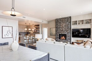 Smart TV, fireplace, video games, table football - Stunning Luxury Condo w/ Amazing Views! World Class Amenities! (Park City)