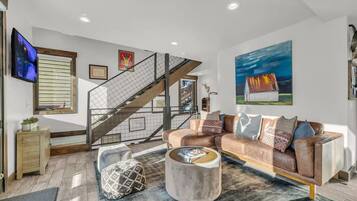 Smart-TV, peis og bøker