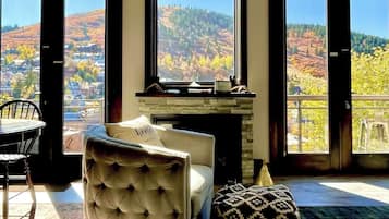 Smart-TV, peis og bøker