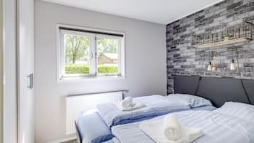 Een strijkplank/strijkijzer, wifi, beddengoed