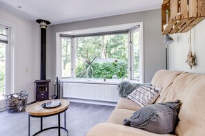 TV - Pigeon | Nice chalet with large garden (Putten)