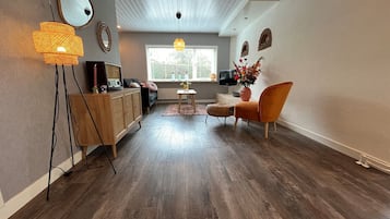 Fernseher, Kamin, Stereoanlage