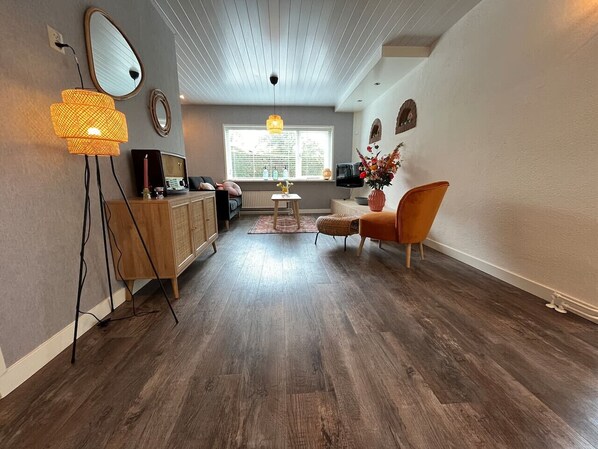 TV, fireplace, stereo