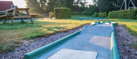 Una mesa de shuffleboard con un marcador numerado en 15.