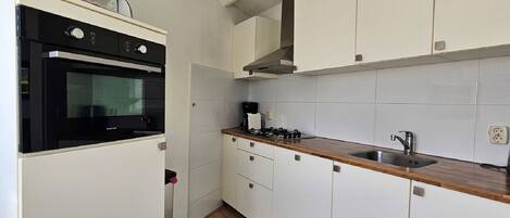 Micro-ondes, four, lave-vaisselle, cafetière/bouilloire