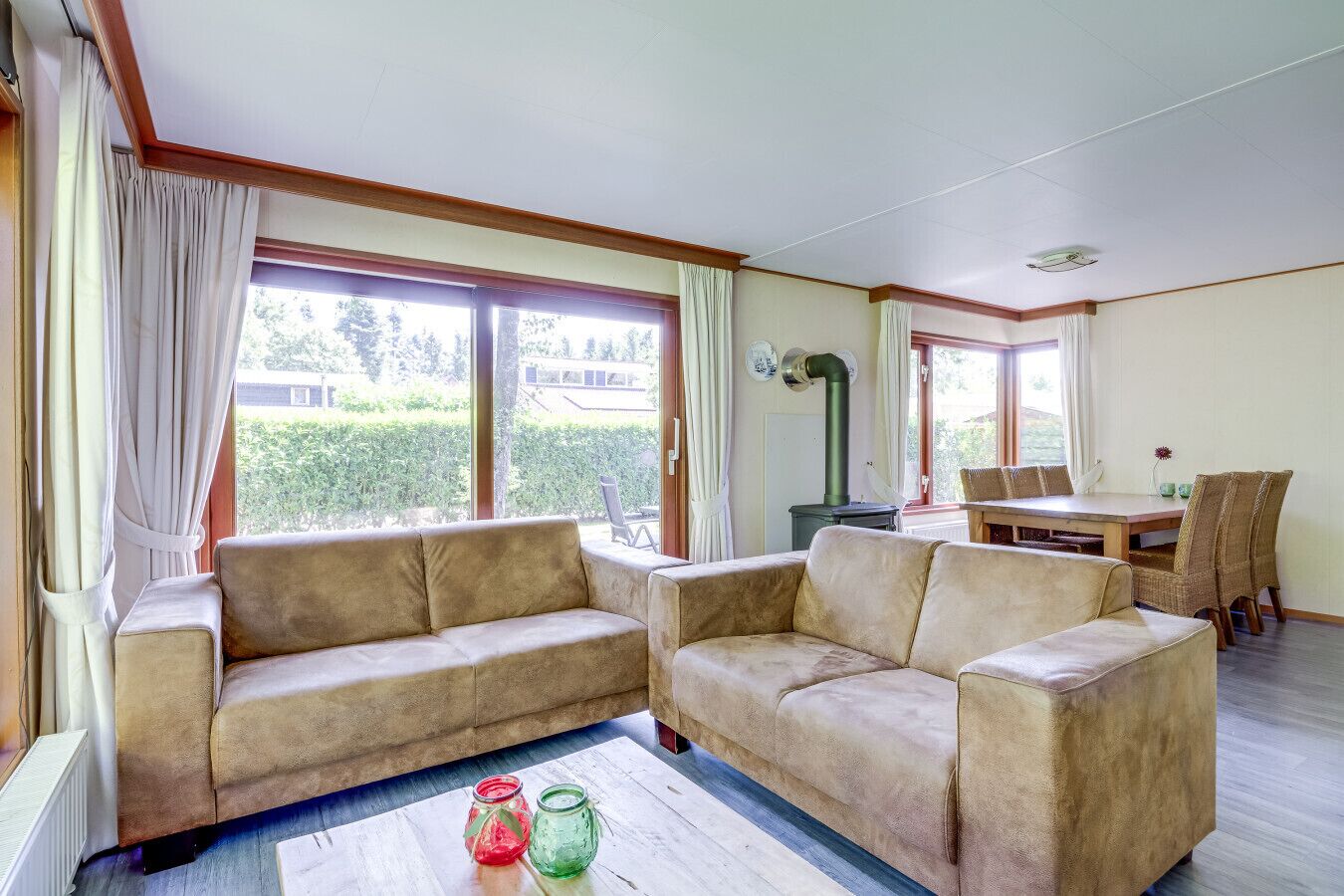 Una televisión, una chimenea