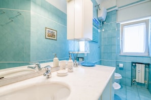 Shower, free toiletries, hair dryer, bidet