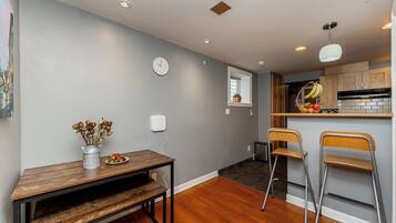 Microondas, horno, parrilla de estufa y lavavajillas