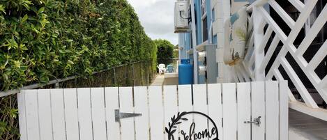 المنطقة المحيطة بالمنشأة