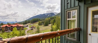 Ski In/Out with Mountainside Views. Dog Friendly