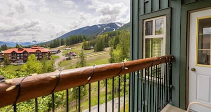 Ski In/Out with Mountainside Views. Dog Friendly