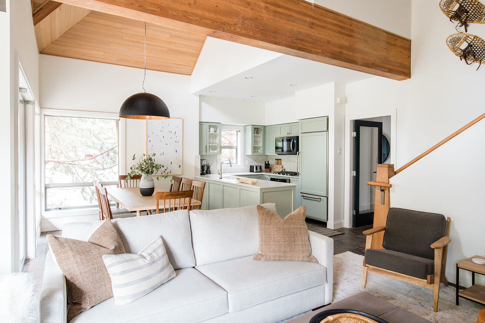 Een televisie, een open haard en een stereo