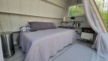 1 bedroom, bed sheets