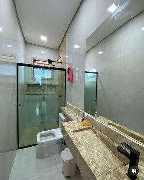 Dusche, Bidet, Seife, Toilettenpapier