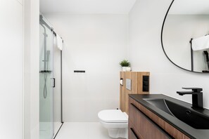 Dusche, Haartrockner, Handtücher