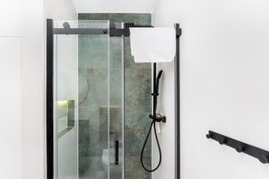 Douche, sèche-cheveux, serviettes fournies